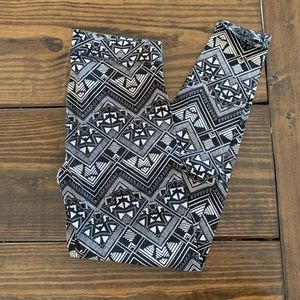 Victoria’s Secret Pink Aztec black & white legging